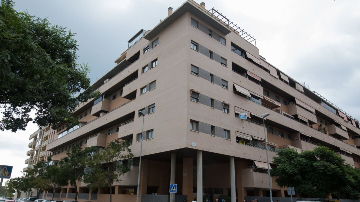 Vista general del edificio de M&aacute;laga donde han asesinado a una ni&ntilde;a de 6 a&ntilde;os