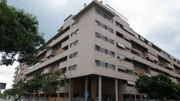 Vista general del edificio de Málaga donde han asesinado a una niña de 6 años
