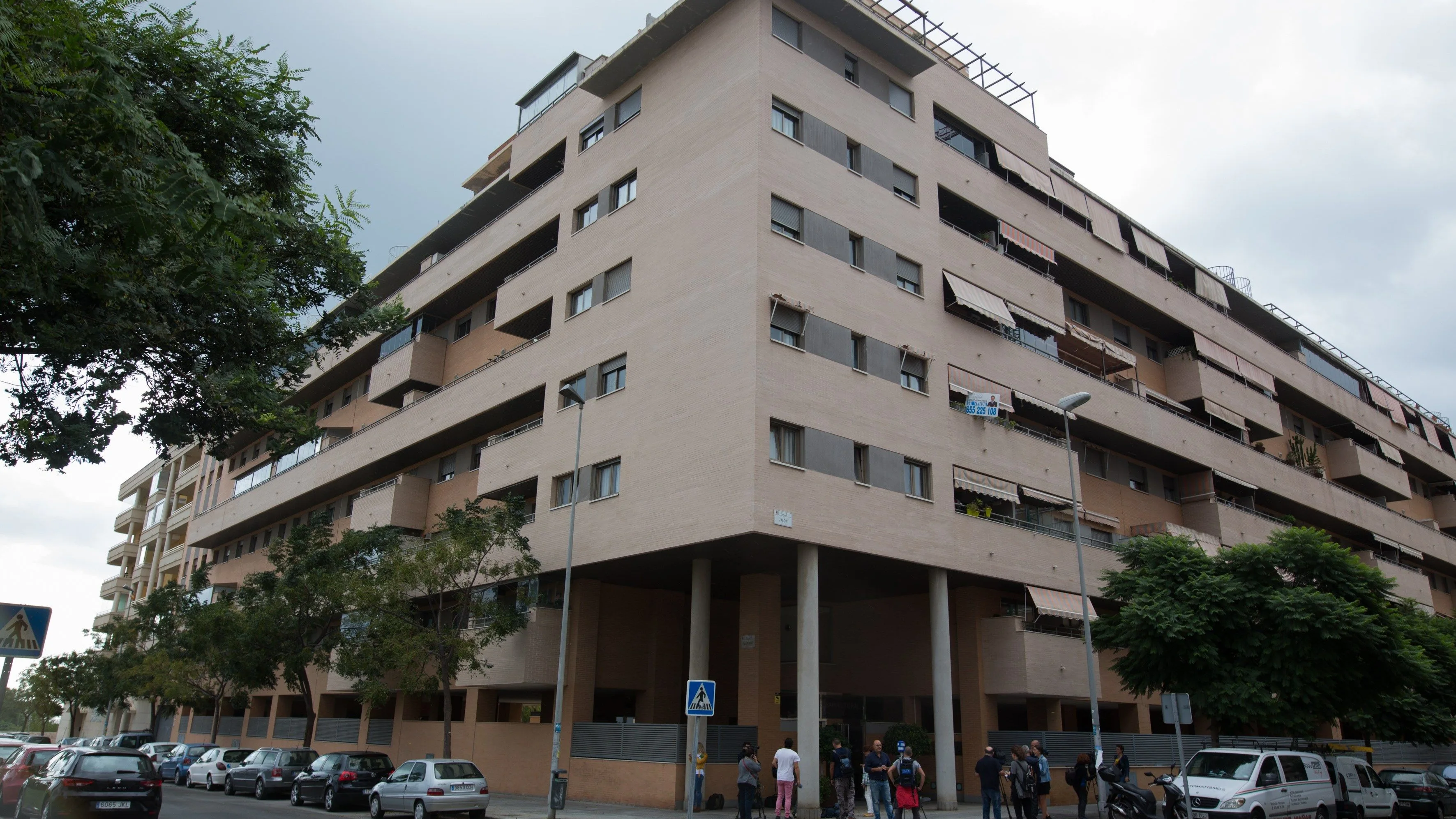 Vista general del edificio de Málaga donde han asesinado a una niña de 6 años