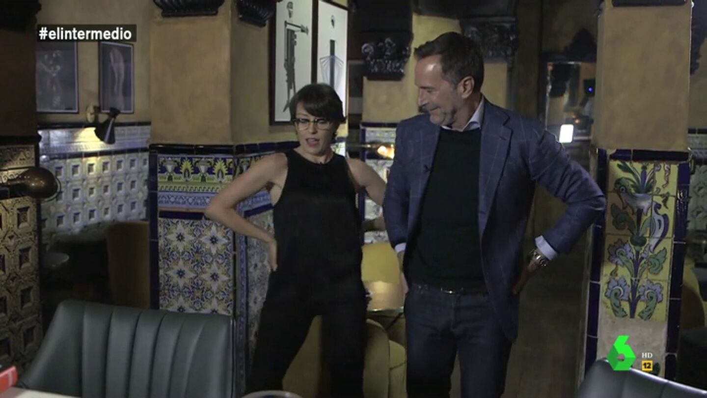 Thais Villas hace bailar 'La Macarena' a James Costos, exembajador de Estados Unidos en Espa&ntilde;a