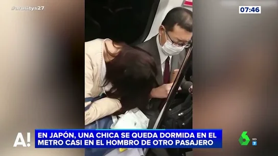 Así despierta un hombre a una pasajera que se había quedado dormida en su hombro  Así despierta un hombre a una pasajera que se había quedado dormida en su hombro