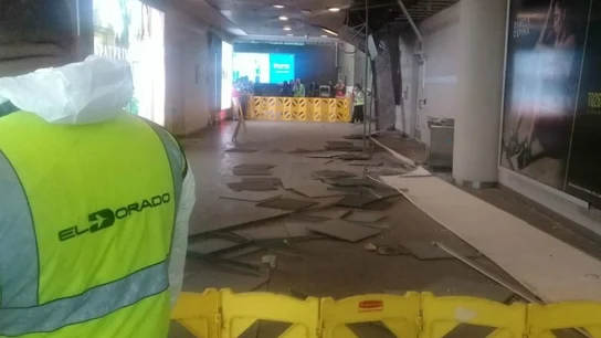 Una fuerte granizada en Bogotá hizo que parte del techo del aeropuerto se desplomara Una fuerte granizada en Bogotá hizo que parte del techo del aeropuerto se desplomara