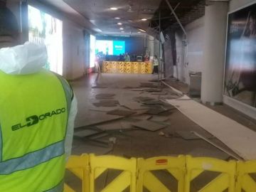 Una fuerte granizada en Bogotá hizo que parte del techo del aeropuerto se desplomara Una fuerte granizada en Bogotá hizo que parte del techo del aeropuerto se desplomara