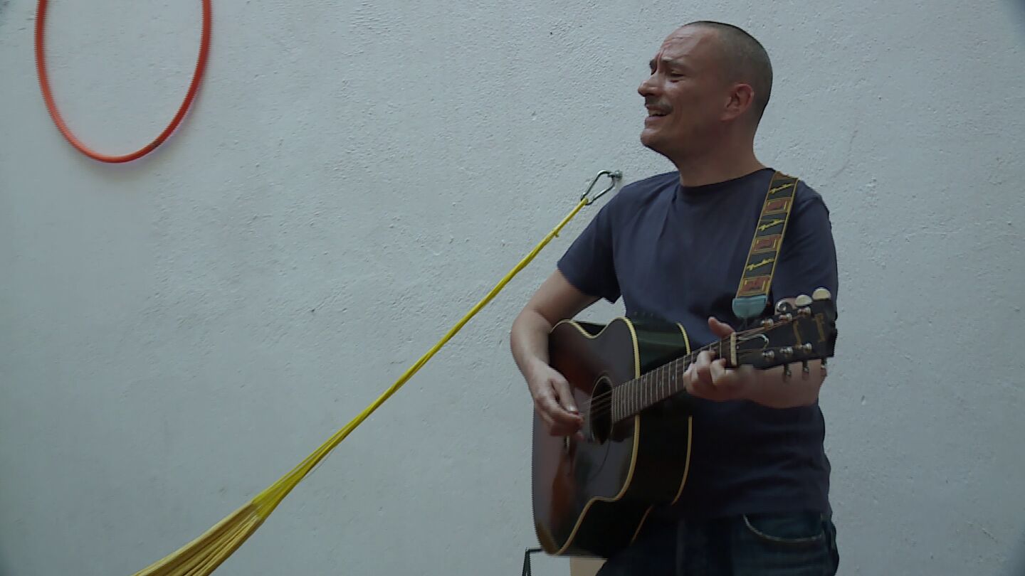 El cantante Javier &Aacute;lvarez en una actuaci&oacute;n