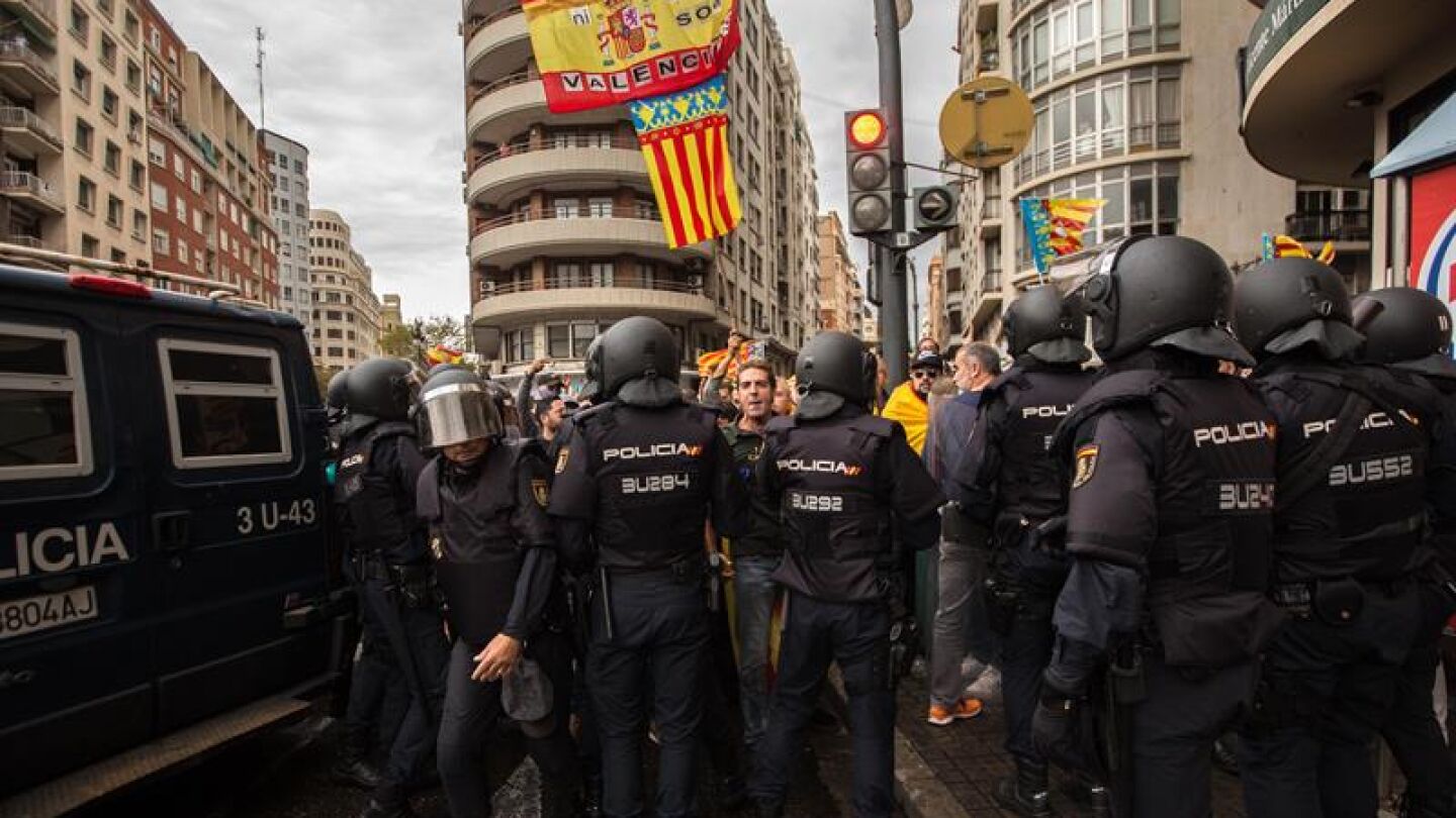 La Polic&iacute;a arrincona a la ultraderecha en la plaza de San Agust&iacute;n de Val&egrave;ncia