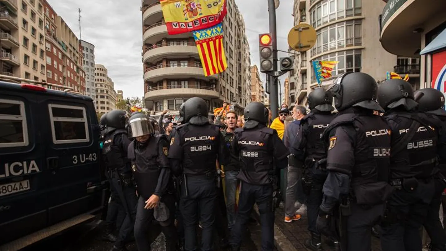 La Policía arrincona a la ultraderecha en la plaza de San Agustín de València La Policía arrincona a la ultraderecha en la plaza de San Agustín de València