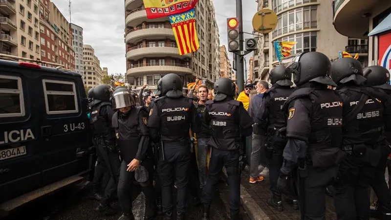 La Policía arrincona a la ultraderecha en la plaza de San Agustín de València