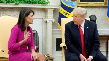Nikki Haley en una reunión con Donald Trump