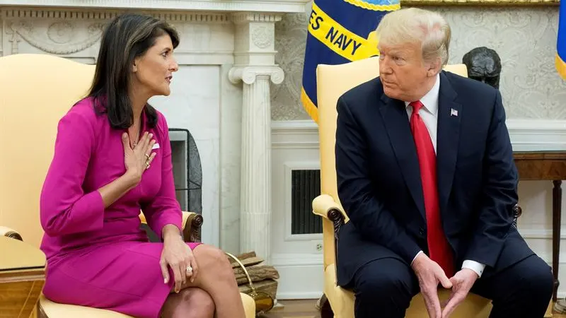 Nikki Haley en una reunión con Donald Trump