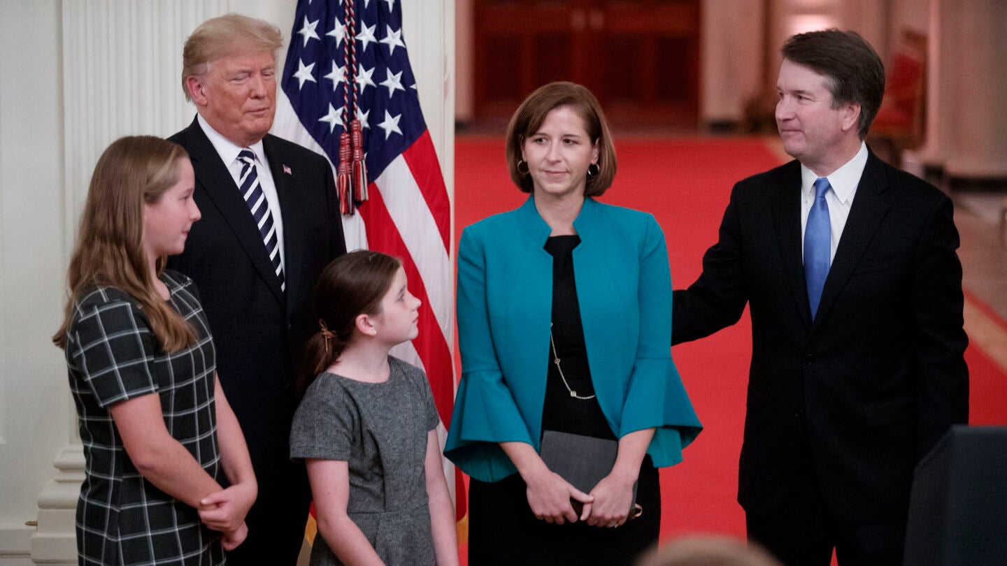 El juez Kavanaugh junto a su esposa, sus hijas y el presidente Donald Trump