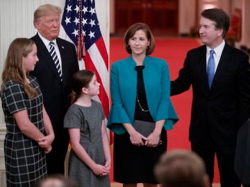El juez Kavanaugh junto a su esposa, sus hijas y el presidente Donald Trump El juez Kavanaugh junto a su esposa, sus hijas y el presidente Donald Trump