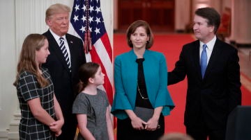 El juez Kavanaugh junto a su esposa, sus hijas y el presidente Donald Trump