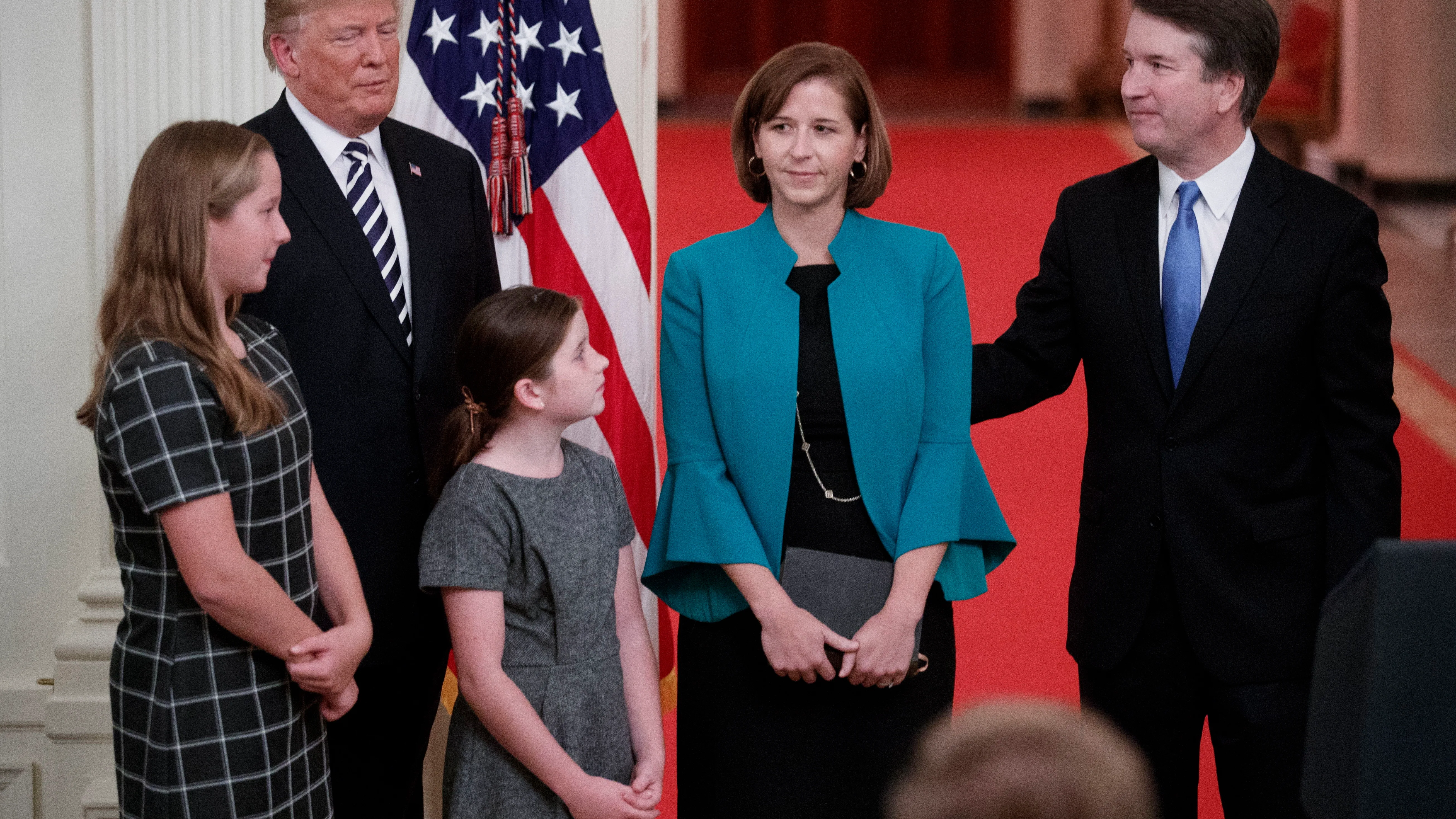 El juez Kavanaugh junto a su esposa, sus hijas y el presidente Donald Trump