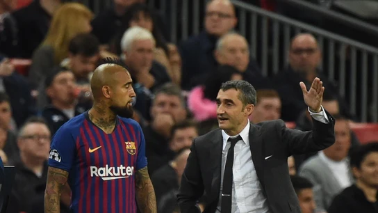 Valverde da instrucciones a Arturo Vidal durante un partido Valverde da instrucciones a Arturo Vidal durante un partido