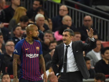 Valverde da instrucciones a Arturo Vidal durante un partido Valverde da instrucciones a Arturo Vidal durante un partido