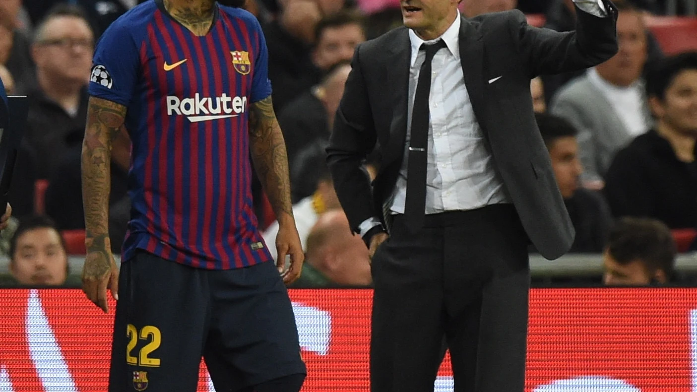 Valverde da instrucciones a Arturo Vidal durante un partido