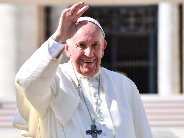 El Papa Francisco saluda durante su tradicional audiencia semanal en la Plaza de San Pedro del Vaticano El Papa Francisco saluda durante su tradicional audiencia semanal en la Plaza de San Pedro del Vaticano