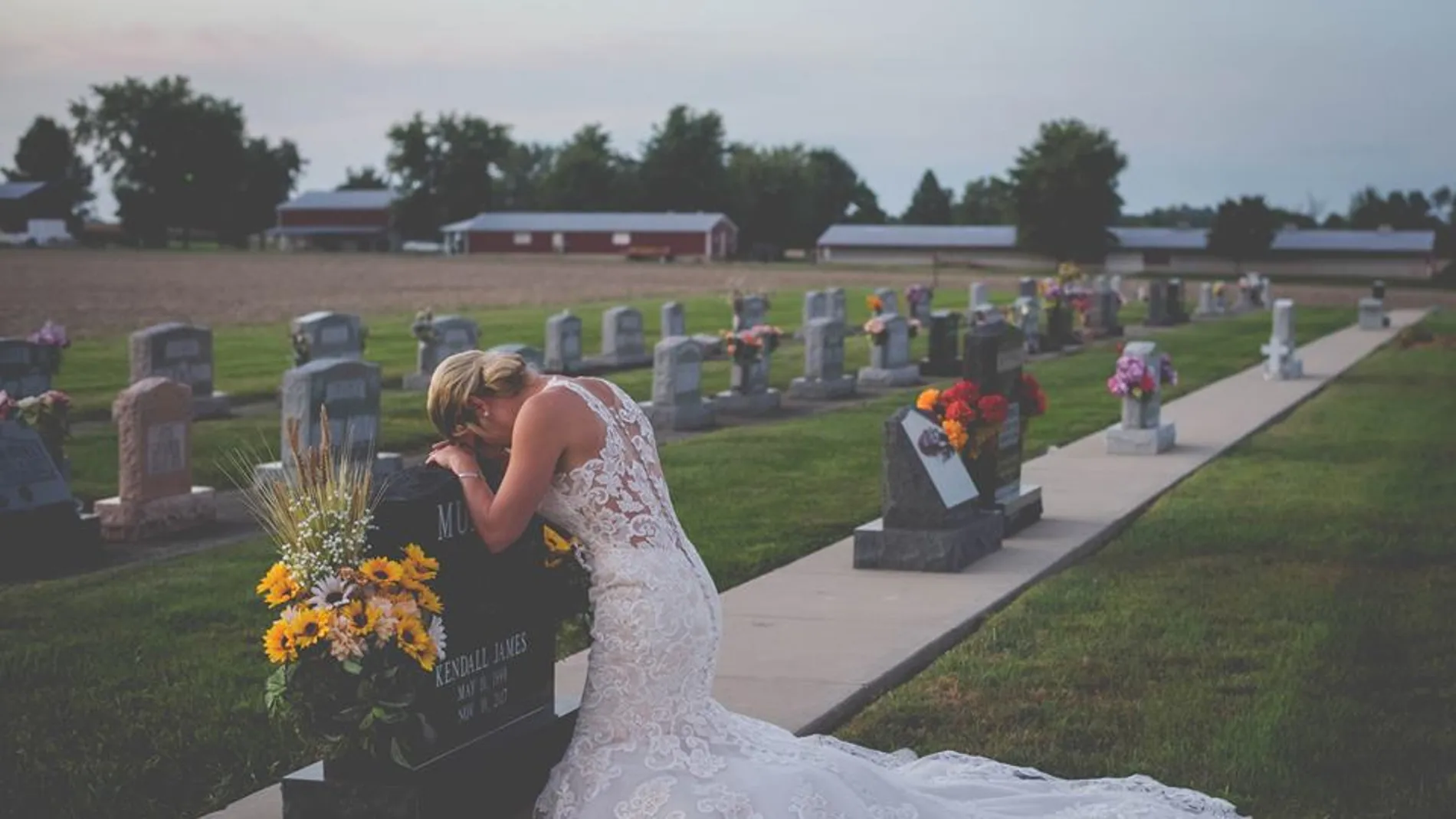 La joven junto a la tumba de su novio