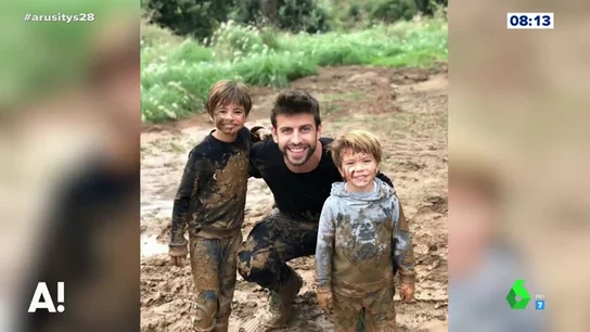 Gerard Piqué jugando con sus hijos en el barro Gerard Piqué jugando con sus hijos en el barro