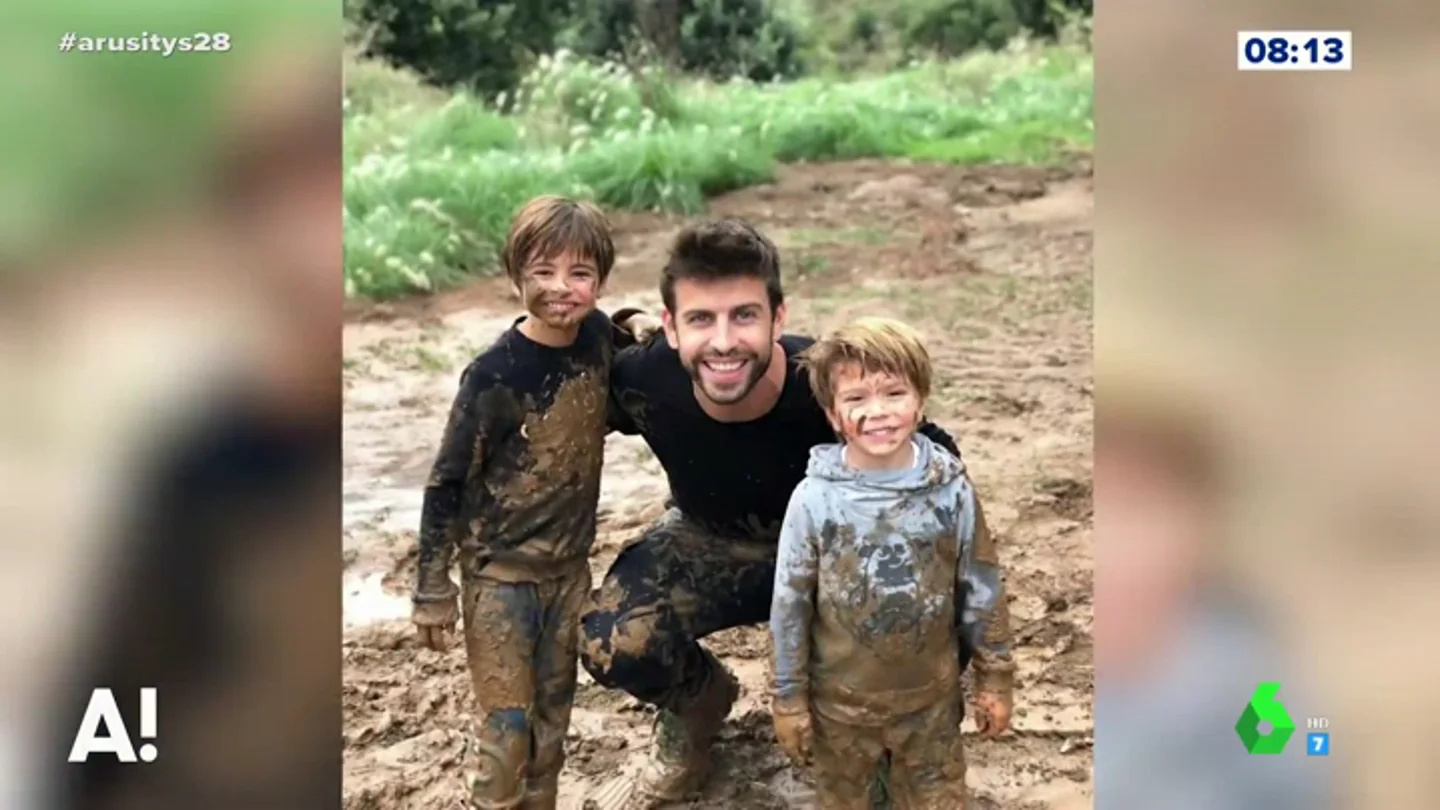 Gerard Piqué jugando con sus hijos en el barro Gerard Piqué jugando con sus hijos en el barro