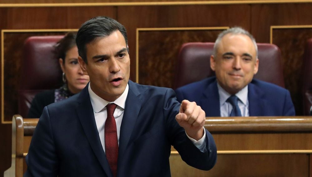 El presidente del gobierno Pedro Sánchez, contesta una interpelación en la sesión de control del Congreso de los diputados