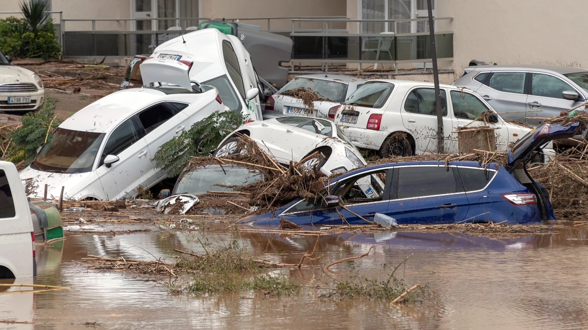 Imagen de varios coches cubiertos por el agua en Mallorca