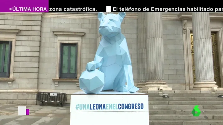 Una leona de papel custodiando la puerta del Congreso: la iniciativa de Plan Internacional para reivindicar el derecho de las niñas