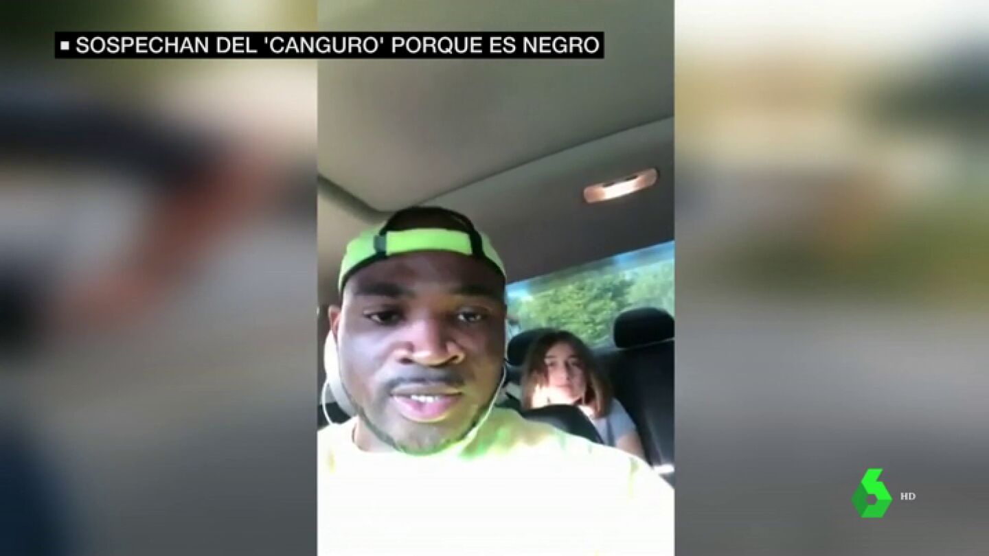 Un canguro negro cuida de dos ni&ntilde;os en EEUU