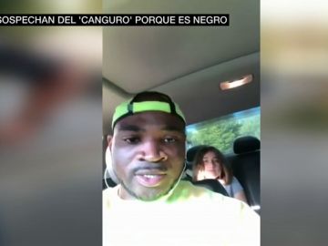 Un canguro negro cuida de dos niños en EEUU Un canguro negro cuida de dos niños en EEUU