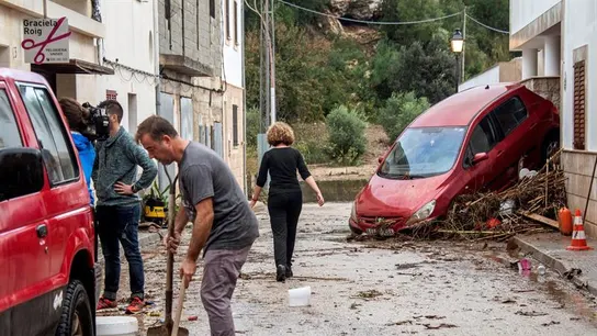 Vecinos y voluntarios colaboran en la limpieza de las calles de Sant Llorenç Vecinos y voluntarios colaboran en la limpieza de las calles de Sant Llorenç
