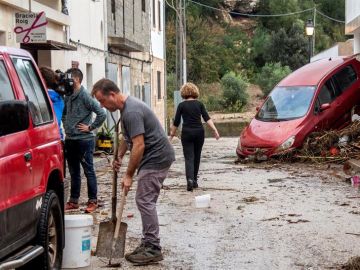 Vecinos y voluntarios colaboran en la limpieza de las calles de Sant Llorenç