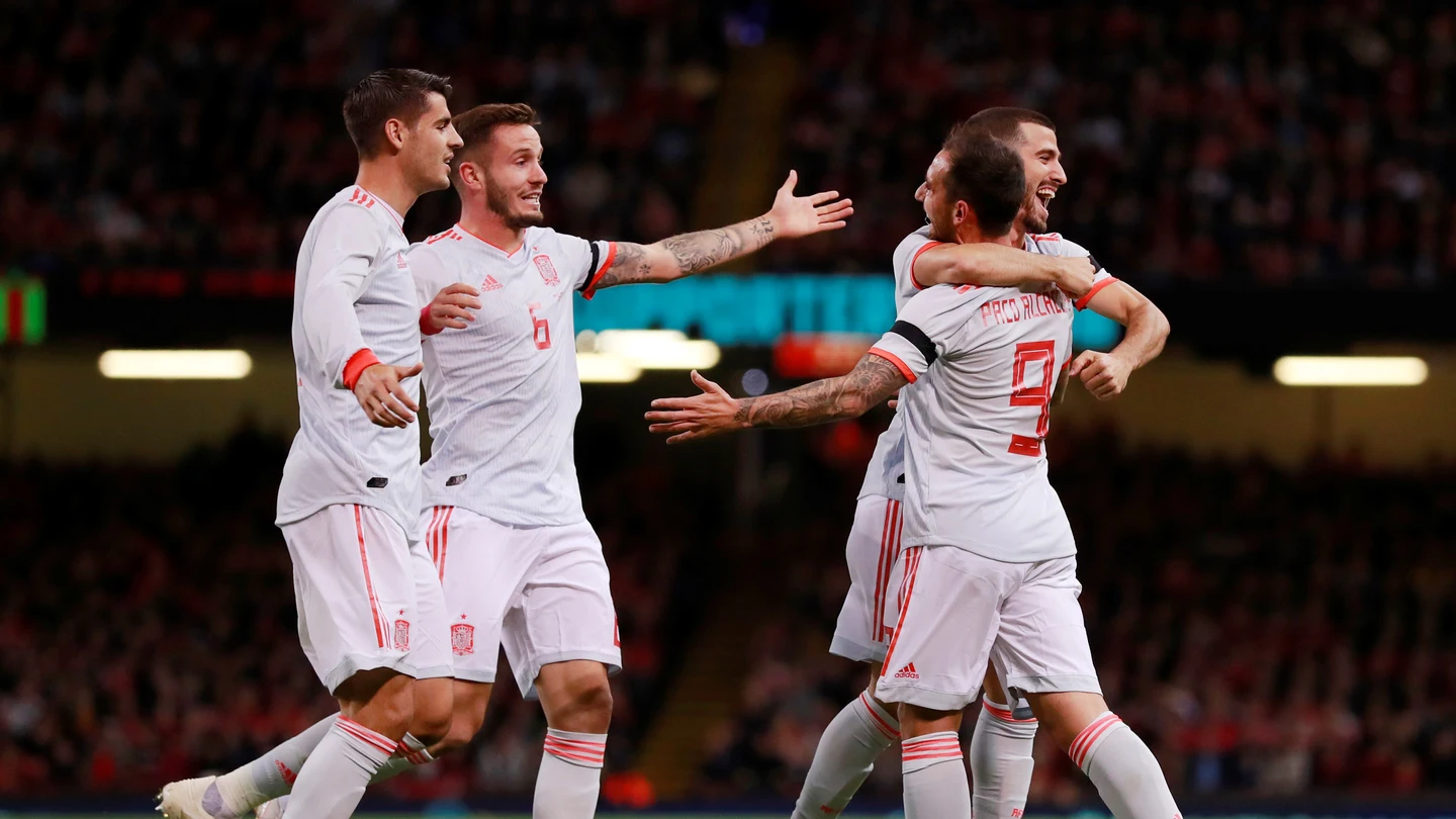 Los jugadores de la Selección celebran con Alcácer uno de sus goles contra Gales Los jugadores de la Selección celebran con Alcácer uno de sus goles contra Gales