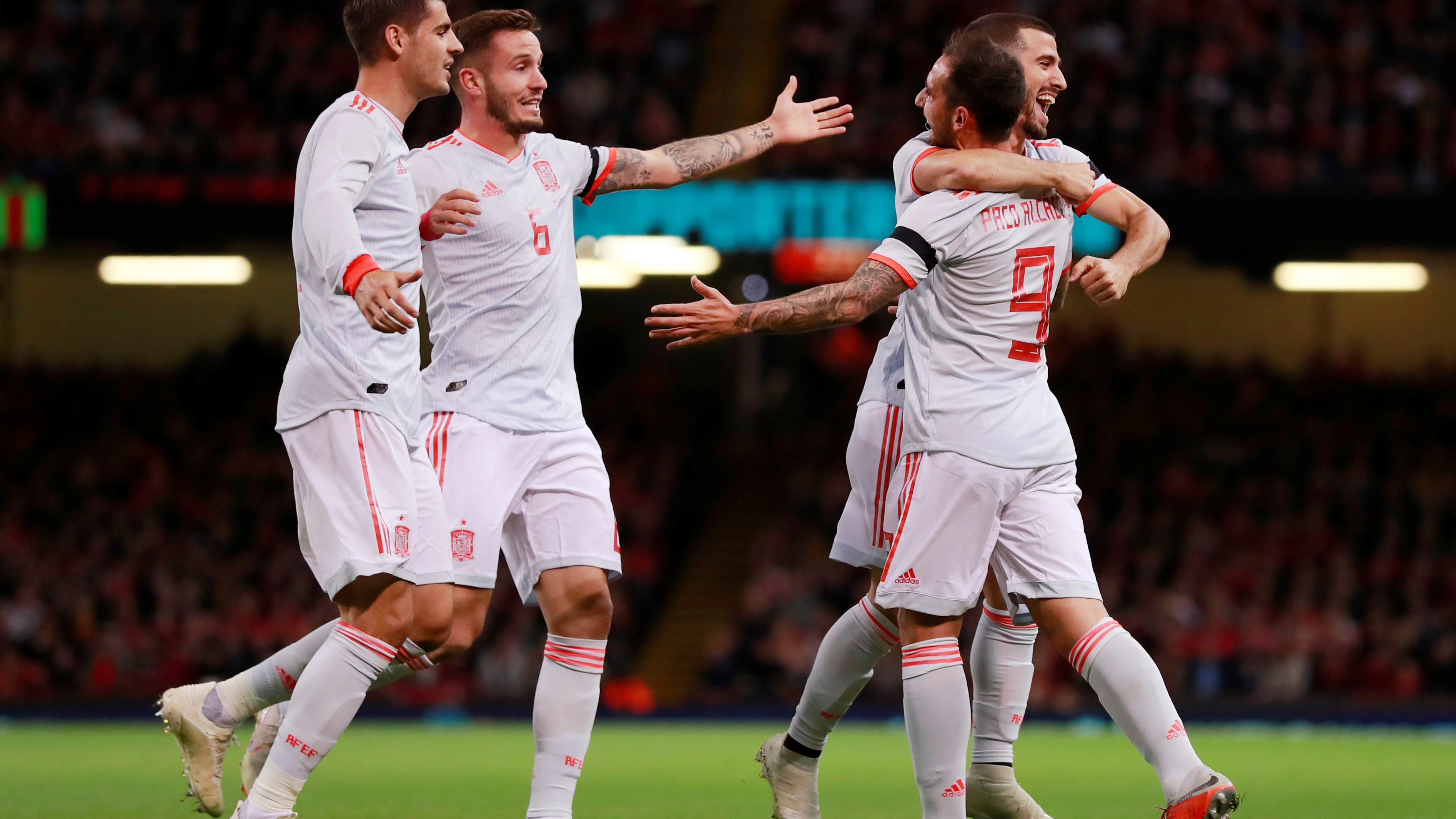 Los jugadores de la Selección celebran con Alcácer uno de sus goles contra Gales