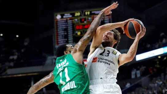 Llull intenta anotar ante la defensa de Kidd Llull intenta anotar ante la defensa de Kidd