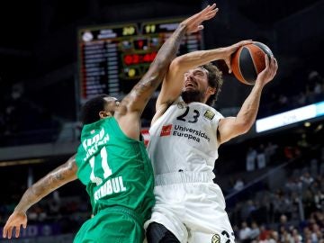 Llull intenta anotar ante la defensa de Kidd Llull intenta anotar ante la defensa de Kidd