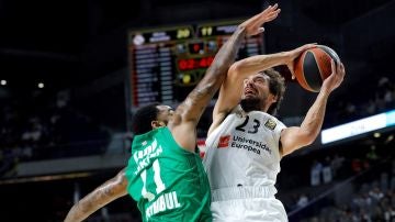 Llull intenta anotar ante la defensa de Kidd