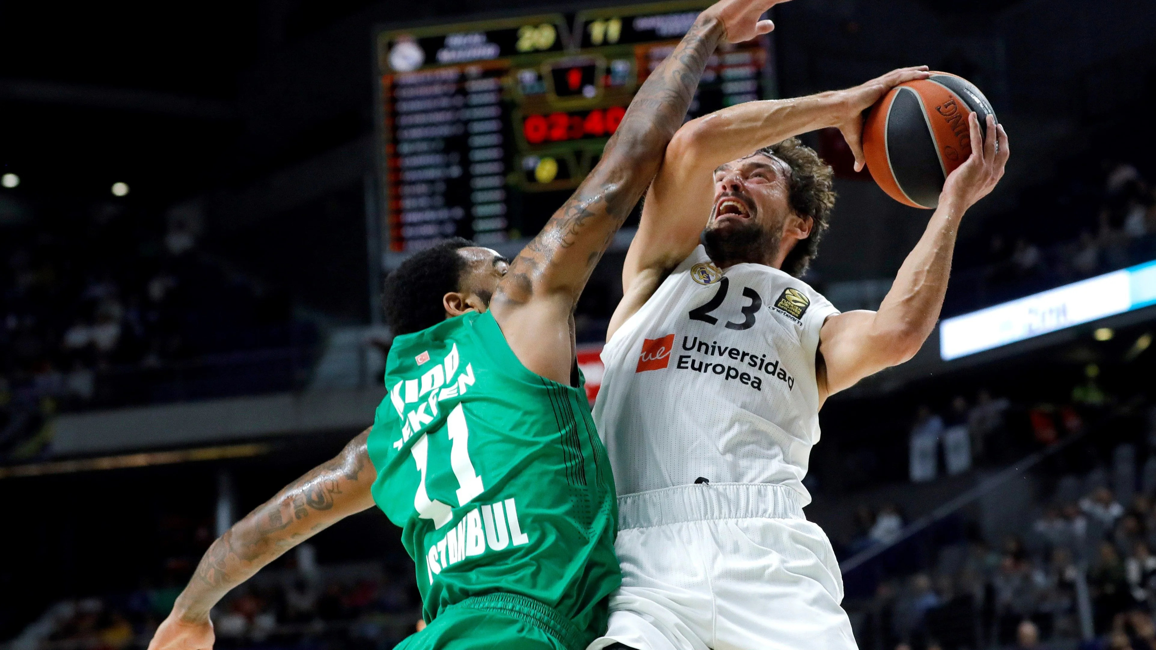 Llull intenta anotar ante la defensa de Kidd