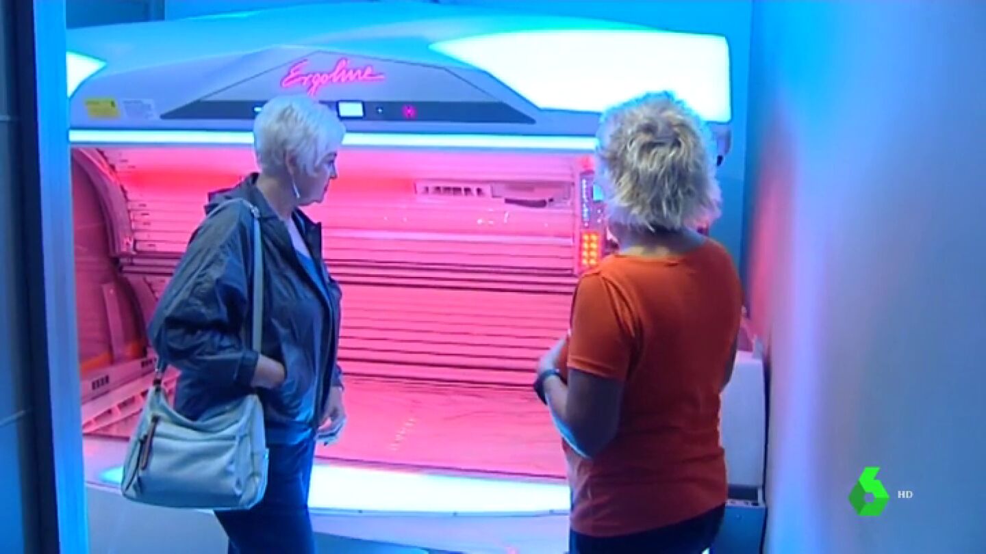 Una usuaria en una cabina de bronceado
