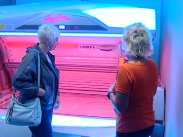 Una usuaria en una cabina de bronceado Una usuaria en una cabina de bronceado