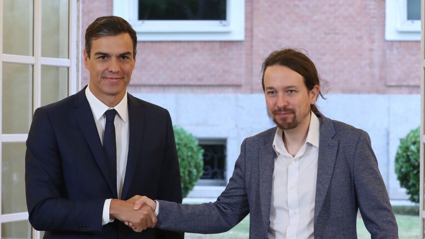 El presidente del Gobierno, Pedro S&aacute;nchez (izda), y el secretario general de Podemos, Pablo Iglesias