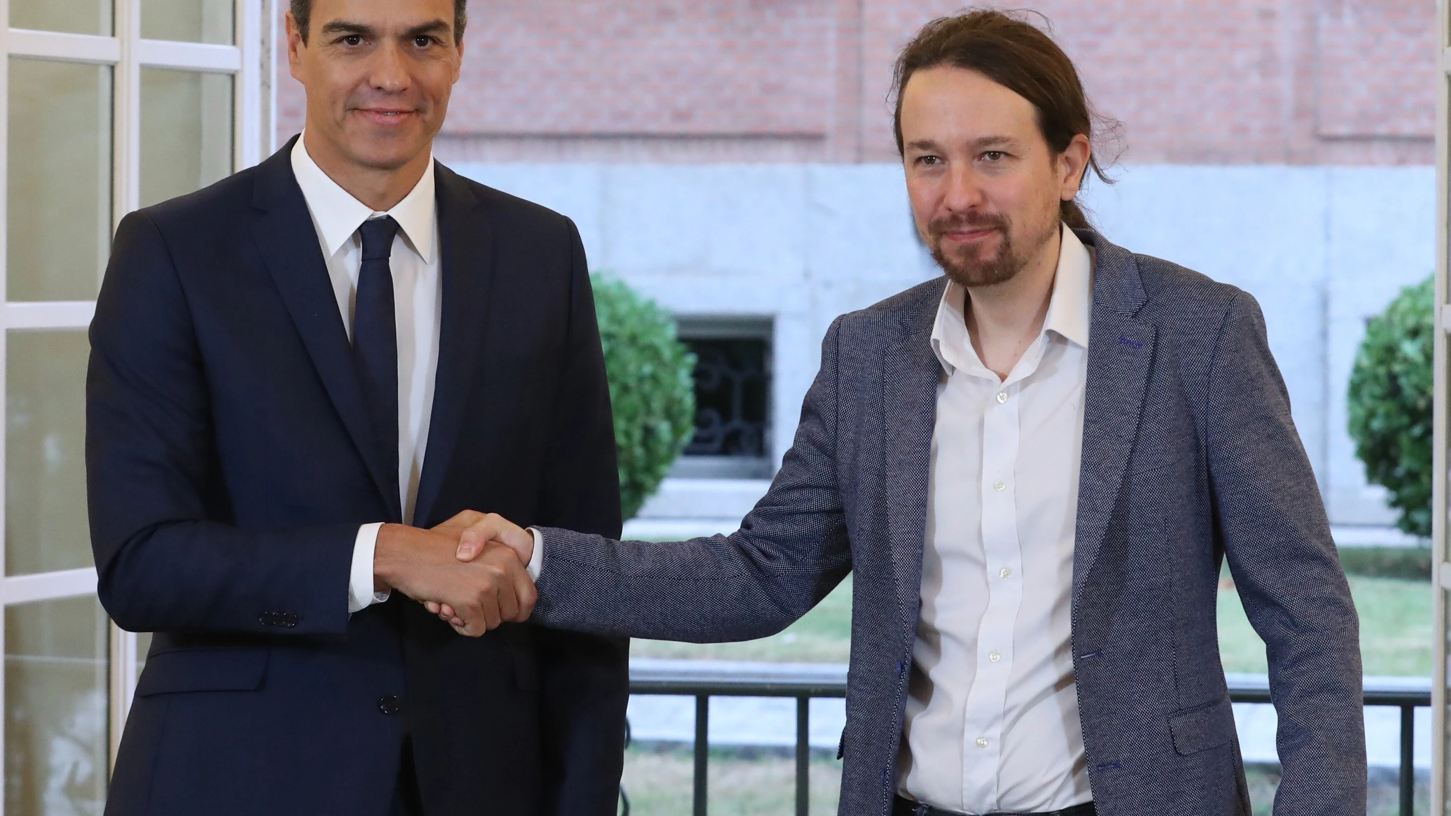 El presidente del Gobierno, Pedro Sánchez (izda), y el secretario general de Podemos, Pablo Iglesias