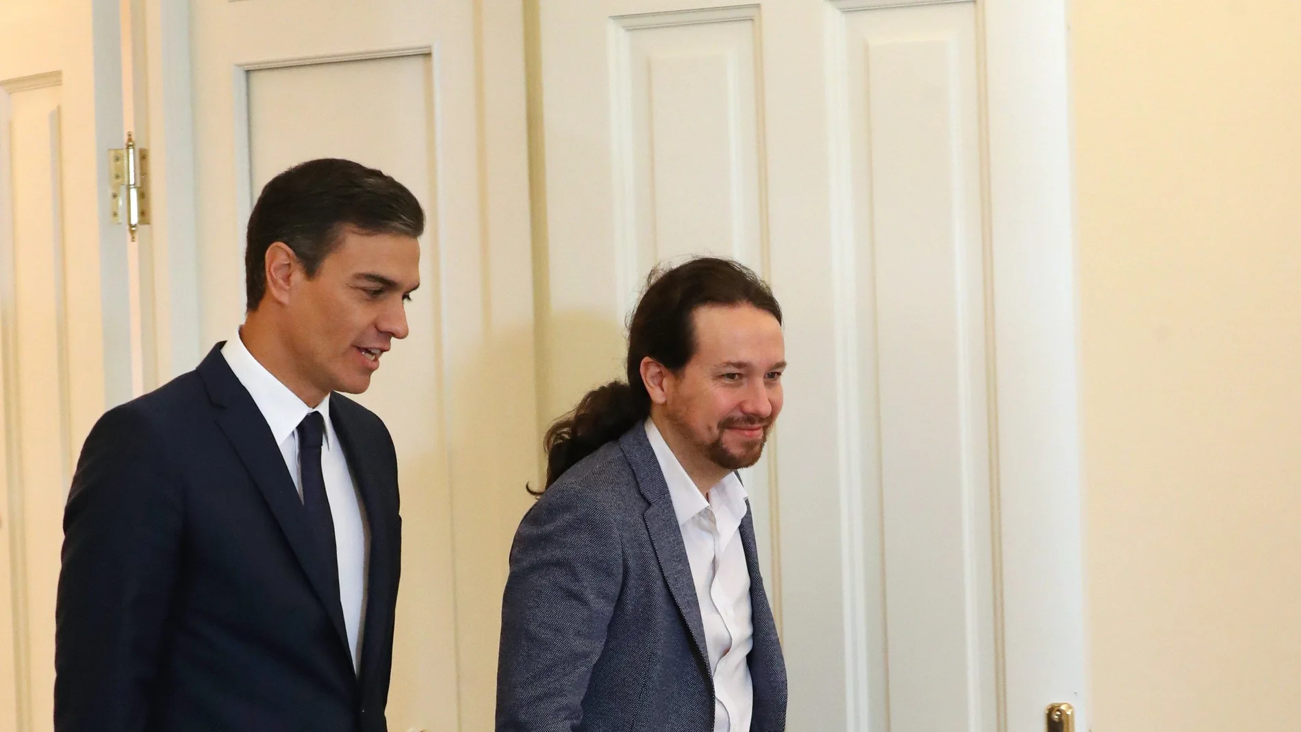 El presidente del Gobierno, Pedro Sánchez, y el secretario general de Podemos, Pablo Iglesias