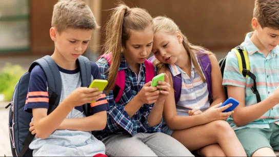 Niños con móviles Niños con móviles
