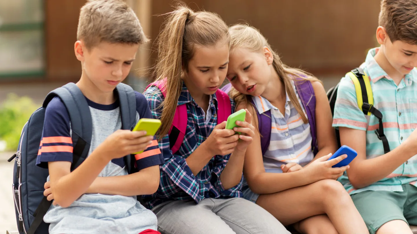 Niños con móviles Niños con móviles