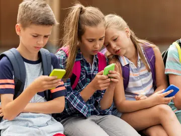 Niños con móviles Niños con móviles