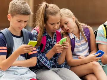 Niños con móviles Niños con móviles