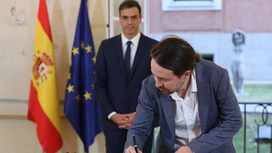 El secretario general de Podemos, Pablo Iglesias, firmando el acuerdo presupuestario El secretario general de Podemos, Pablo Iglesias, firmando el acuerdo presupuestario