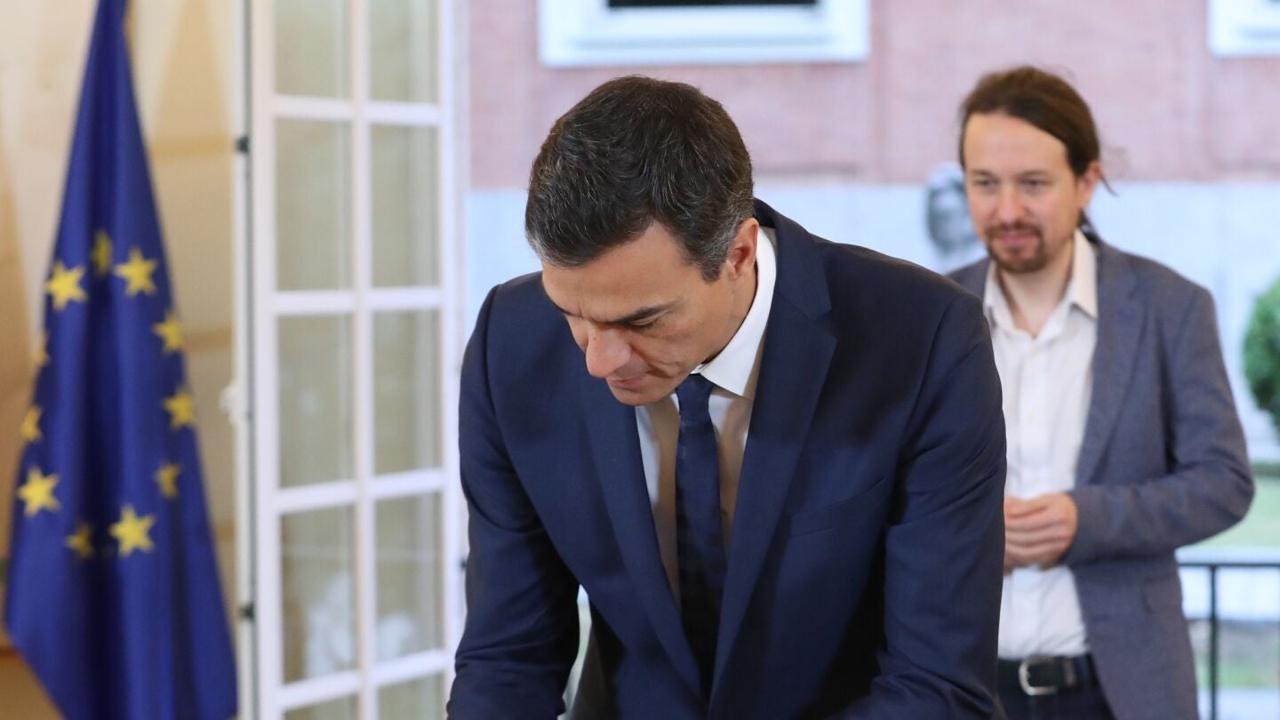 El presidente del Gobierno, Pedro S&aacute;nchez, y el secretario general de Podemos, Pablo Iglesias