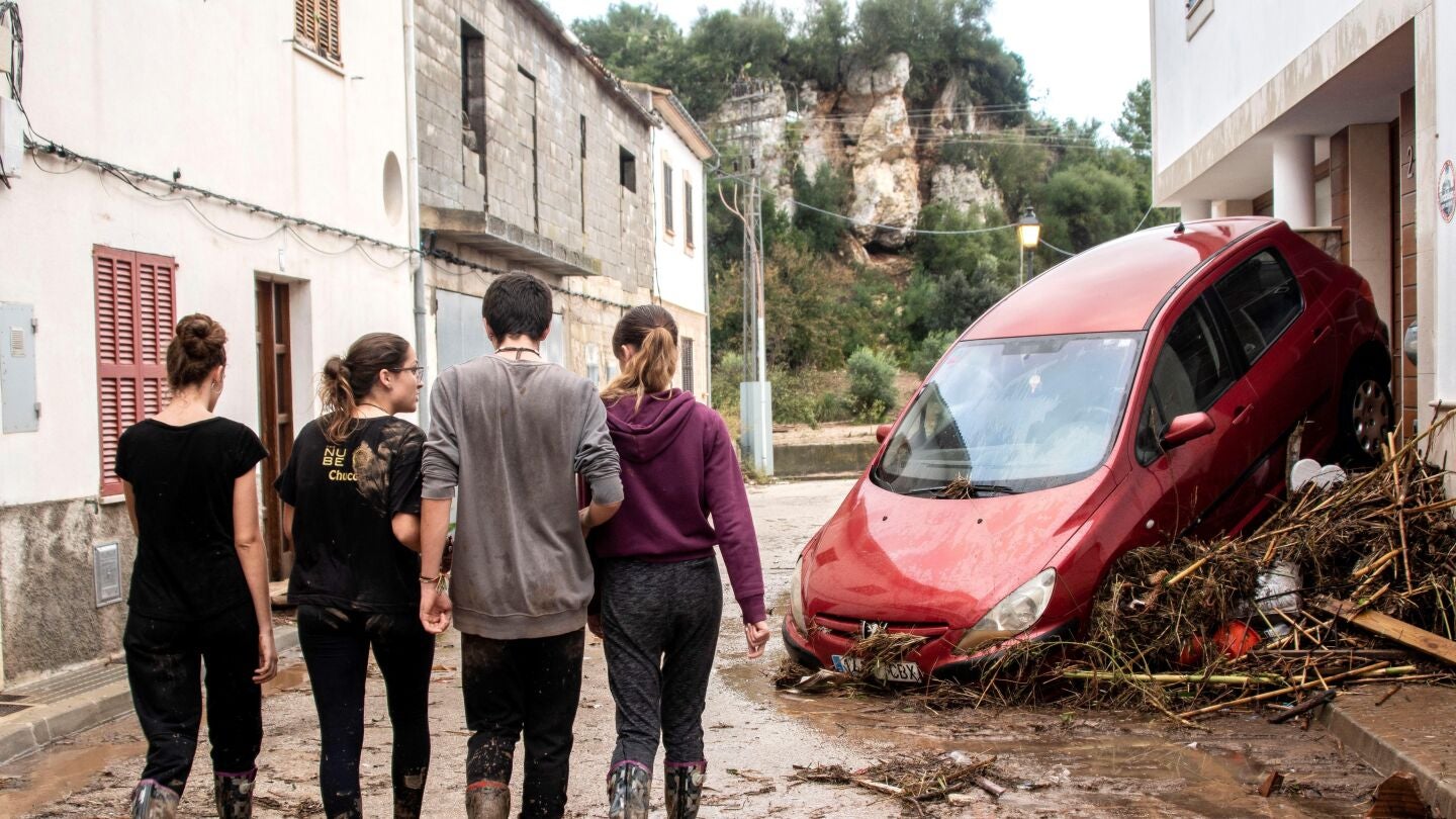 Vecinos y voluntarios colaboran esta tarde en la limpieza de las calles de Sant Lloren&ccedil;