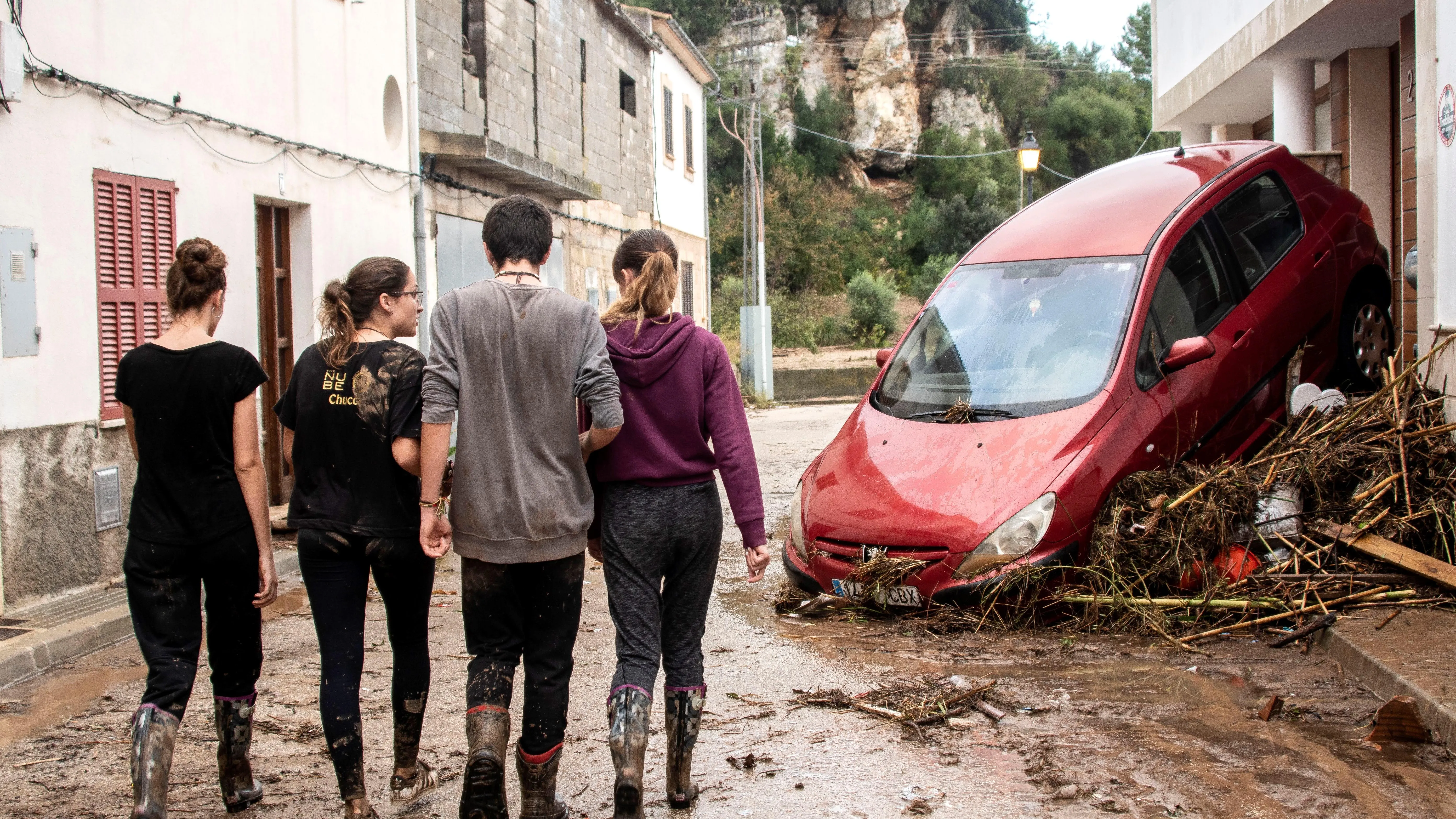 Vecinos y voluntarios colaboran esta tarde en la limpieza de las calles de Sant Llorenç